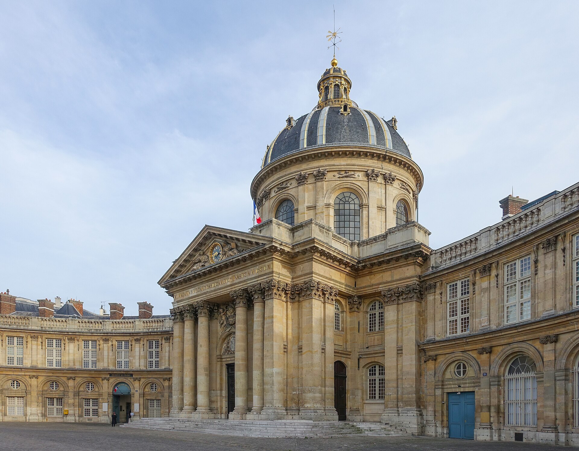 Cour d’honneur de l’Institut de France : dôme, colonnade, ailes en fer à cheval, 13 juin 2017.