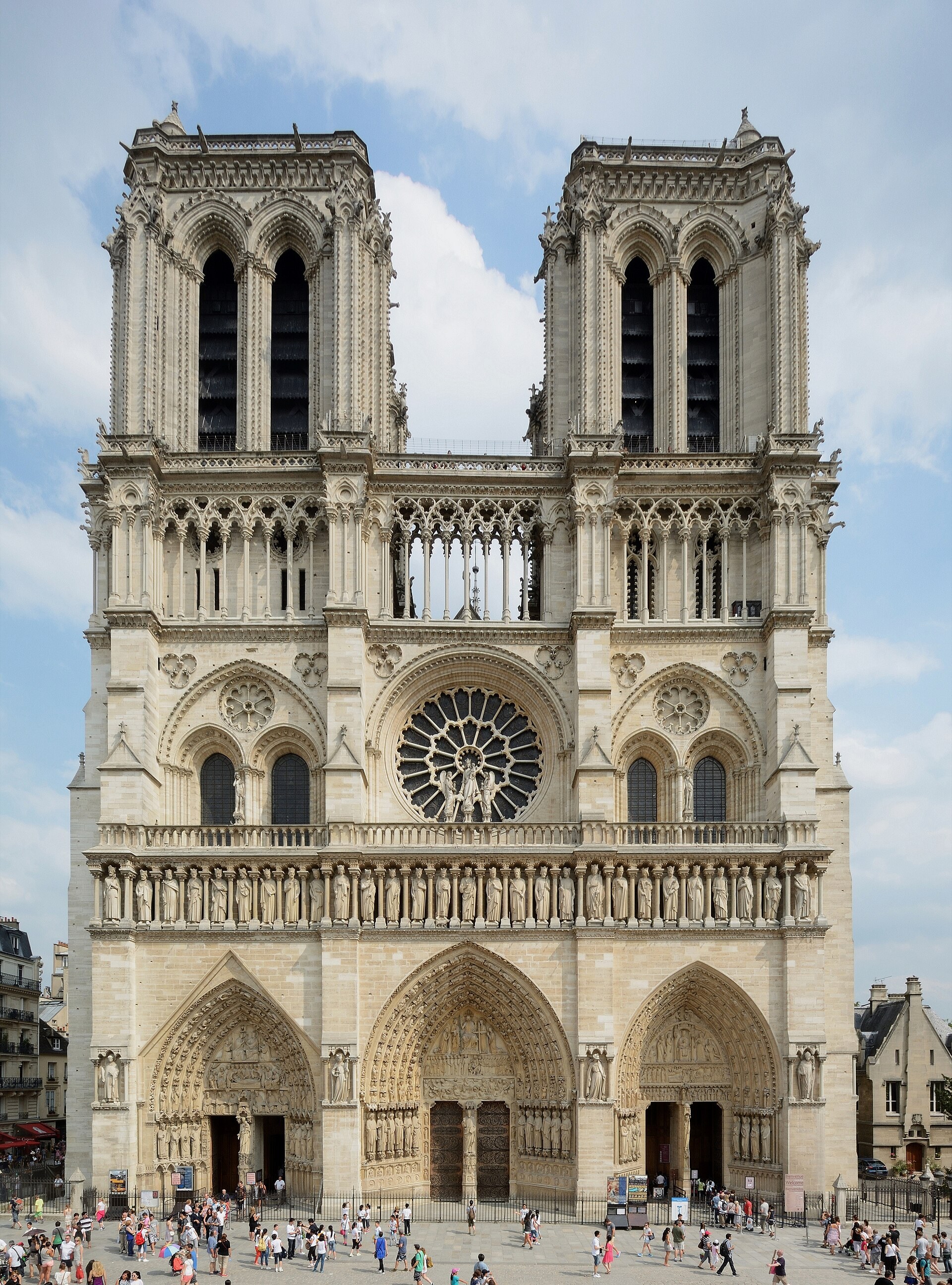 Façade ouest de Notre-Dame de Paris en juillet 2013 : deux tours, rosace, galerie des rois, parvis et public.
